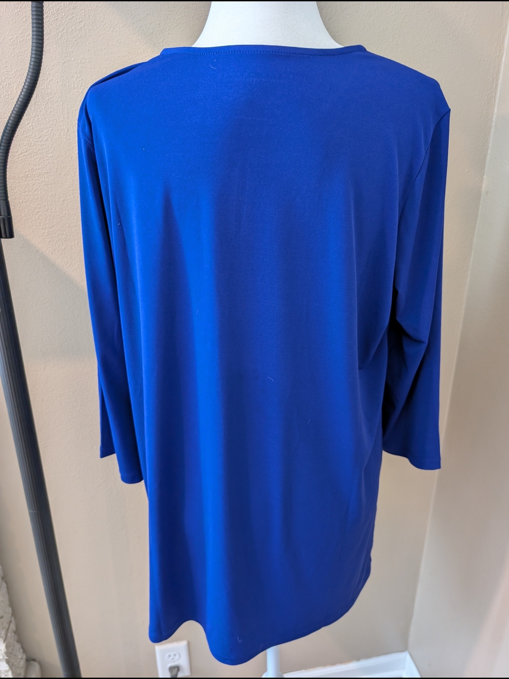 Susan Graver Large Royal Blue Keyhole Neck Top - Picture 5 of 9